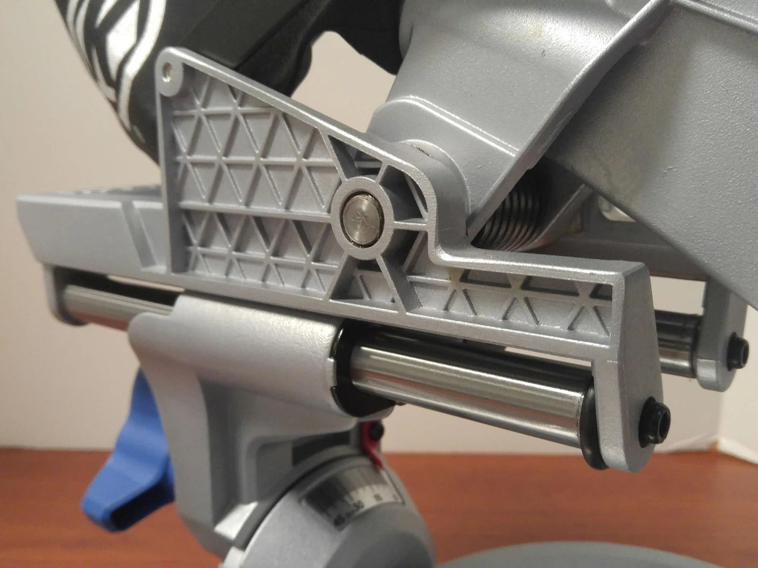 Kobalt Miter Saw 10 Amp 7-1/4-In Compact Sliding Corded Compound Single Bevel - Image 12